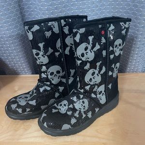 Size 8 , black color .